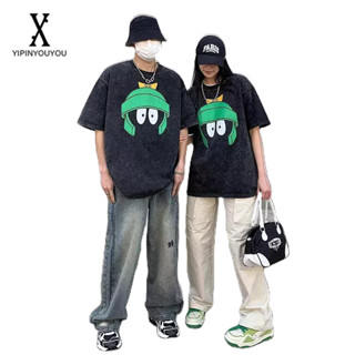 YIPINYOUYOU เสื้อยืดพิมพ์ลายการ์ตูนอะนิเมะแขนสั้น 2023 แฟชั่นใหม่ของผู้ชายคอกลมเสื้อยืดสไตล์เมืองทั้งชายและหญิงสามารถสวมใส่ได้