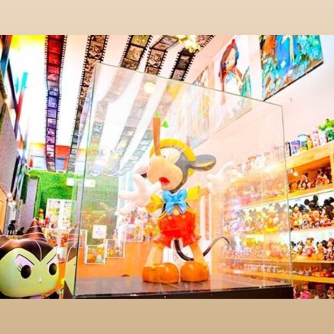 Popmart mokoko Labubu 海外land限定 三代 Popmart mokoko Labubu 海外land限定 三代 POPMART MOKOKO CLOSE TO