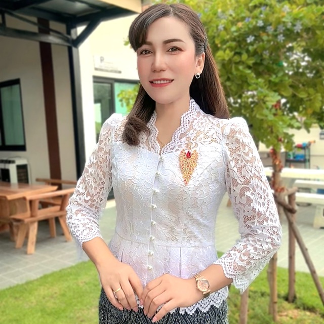 ชุดไทยจิตรลดา สีขาวงาช้าง ผ้าไหมสี่เส้น งานผ้าเงา ทรงสวย ใส่สบาย พร้อมออกงาน มุมมองที่ 6