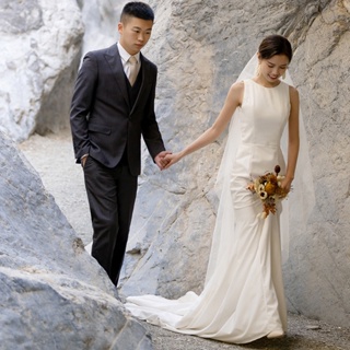 ชุดแต่งงานผ้าซาติน เรียบง่าย เจ้าสาวใหม่ สนามหญ้าริมทะเล งานแต่งงาน ฮันนีมูน ท่องเที่ยว ชุดเดรสสีขาว