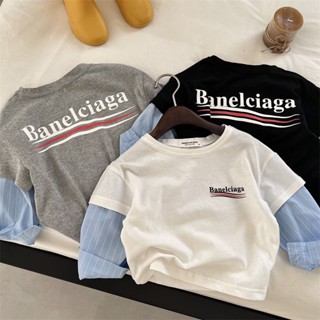 เสื้อยืดแขนยาวเด็ก    2023 ฤดูใบไม้ผลิและฤดูใบไม้ร่วงใหม่เด็กชายคอกลมตัวอักษรแขนยาวด้านล่างเสื้อลายแขนปลอม 2 ชิ้น T