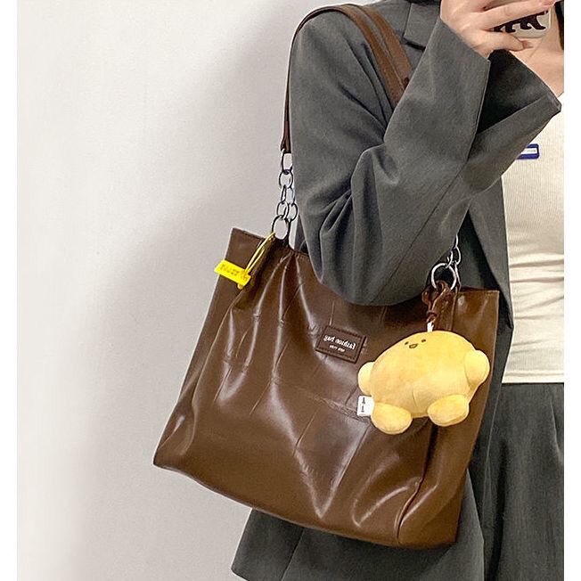 hot-sale-ออกแบบกระเป๋าความจุขนาดใหญ่หญิง2023ใหม่ย้อนยุคแมทช์ลุคง่ายกระเป๋าใส่ในชั้นเรียนกระเป๋าโท้ทสีทึบ