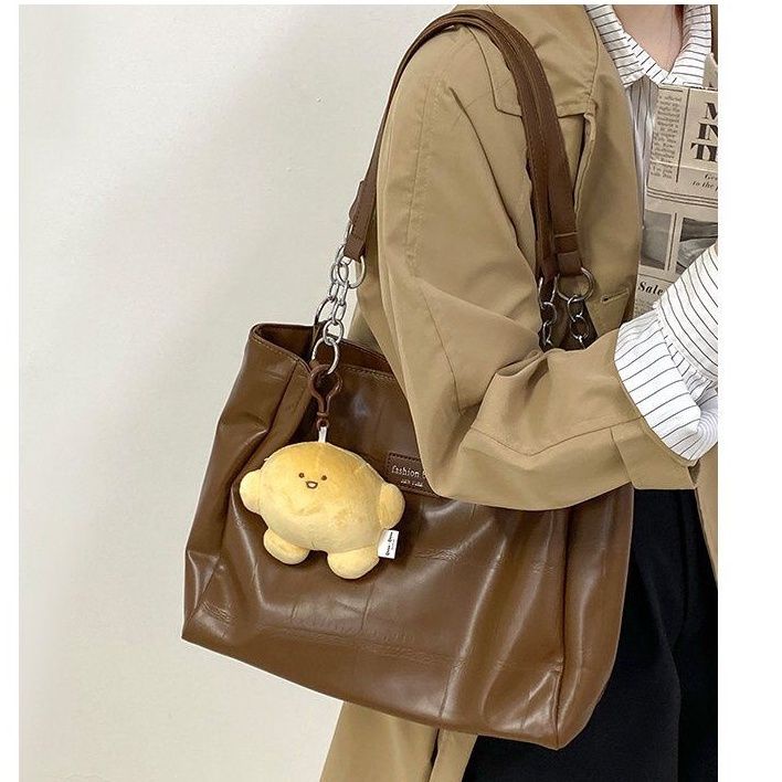 hot-sale-ออกแบบกระเป๋าความจุขนาดใหญ่หญิง2023ใหม่ย้อนยุคแมทช์ลุคง่ายกระเป๋าใส่ในชั้นเรียนกระเป๋าโท้ทสีทึบ