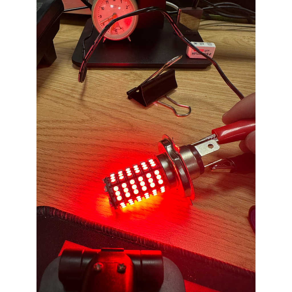 หลอดไฟ LED H4 พร้อมตาไฟ RED และฐาน H4 ไว้ติดตั้งไฟหน้าสําหรับรถมอเตอร์ไ ...